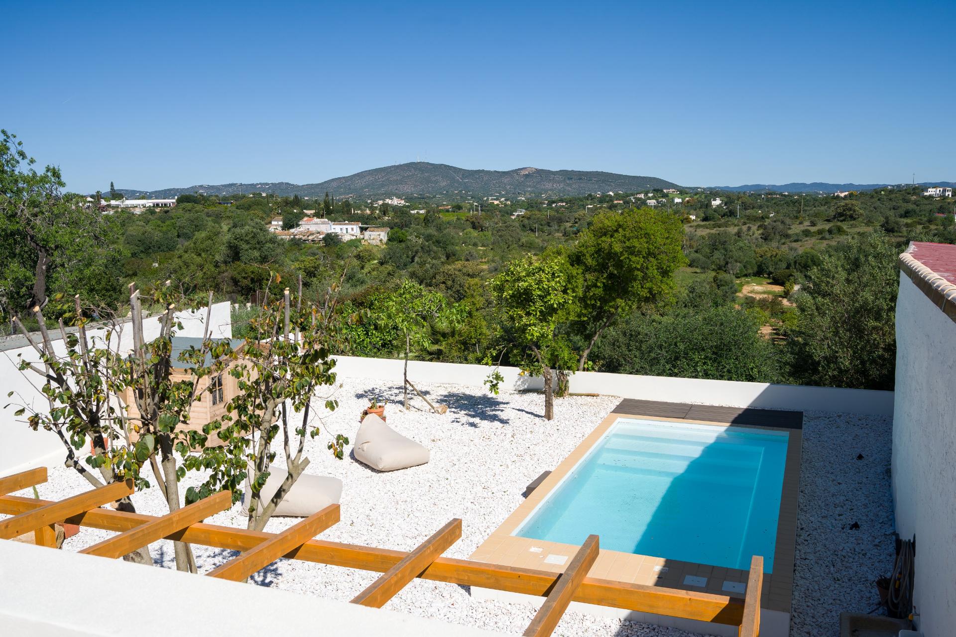 Moradia em banda nova moderna com vista para o campo