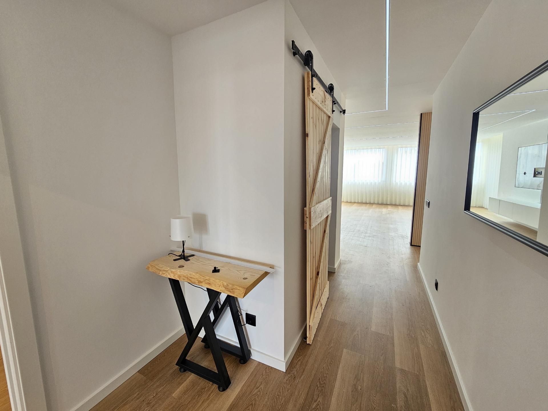 Magnífico apartamento T3 completamente renovado, com pormenores muito bonitos e funcionais.