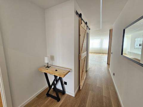 Magnífico apartamento T3 completamente renovado, com pormenores muito bonitos e funcionais.