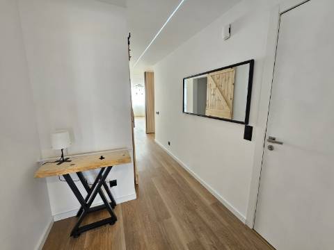 Magnífico apartamento T3 completamente renovado, com pormenores muito bonitos e funcionais.