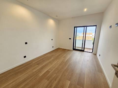 Magnífico apartamento T3 completamente renovado, com pormenores muito bonitos e funcionais.