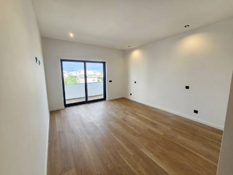 Magnífico apartamento T3 completamente renovado, com pormenores muito bonitos e funcionais.