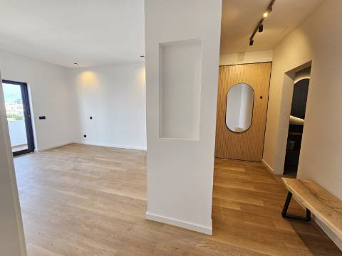 Magnífico apartamento T3 completamente renovado, com pormenores muito bonitos e funcionais.