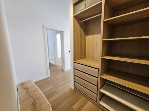 Magnífico apartamento T3 completamente renovado, com pormenores muito bonitos e funcionais.