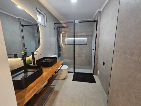 Magnífico apartamento T3 completamente renovado, com pormenores muito bonitos e funcionais.