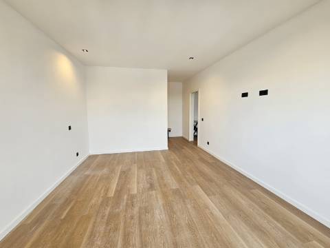 Magnífico apartamento T3 completamente renovado, com pormenores muito bonitos e funcionais.