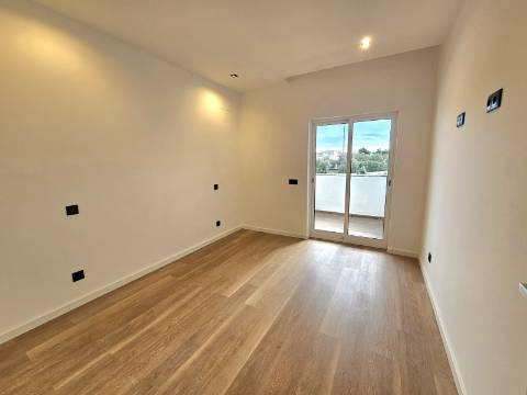Magnífico apartamento T3 completamente renovado, com pormenores muito bonitos e funcionais.
