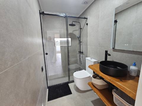 Magnífico apartamento T3 completamente renovado, com pormenores muito bonitos e funcionais.