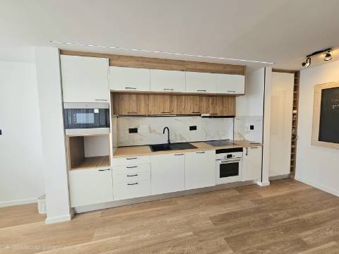 Magnífico apartamento T3 completamente renovado, com pormenores muito bonitos e funcionais.