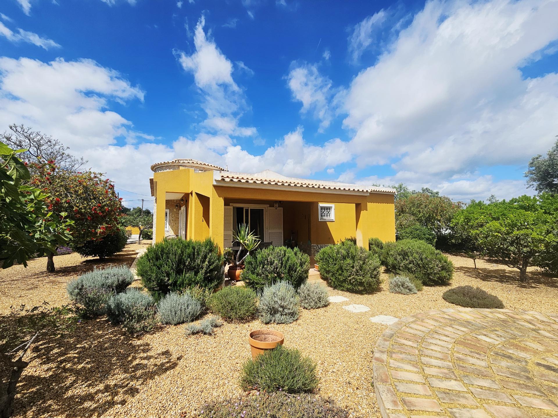 Moradia independente térrea com 4 quartos à venda em Loulé, Algarve.
