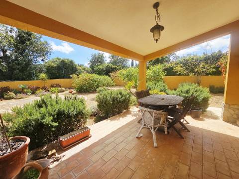 Moradia independente térrea com 4 quartos à venda em Loulé, Algarve.