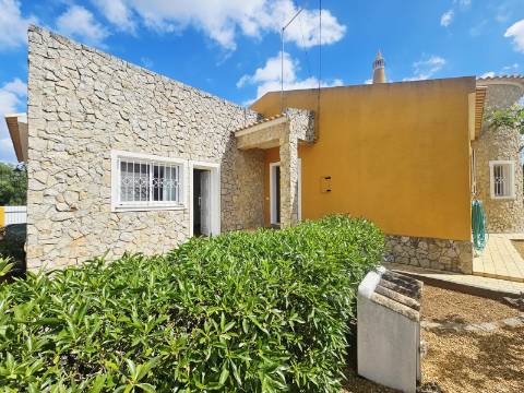 Moradia independente térrea com 4 quartos à venda em Loulé, Algarve.