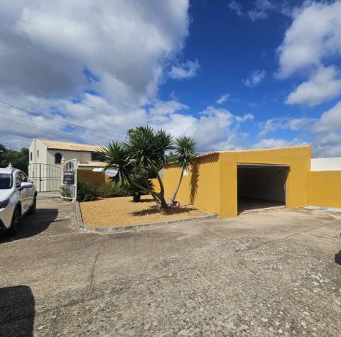Moradia independente térrea com 4 quartos à venda em Loulé, Algarve.