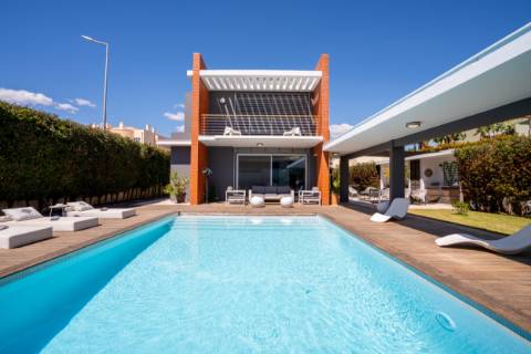 EXCLUSIVIDADE 

Moradia de arquiteto de 4 Quartos com piscina - Prestação de qualidade