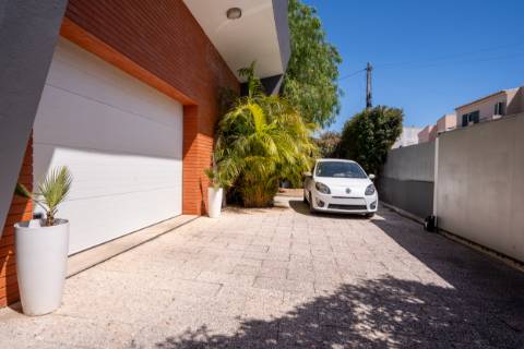 EXCLUSIVIDADE 

Moradia de arquiteto de 4 Quartos com piscina - Prestação de qualidade