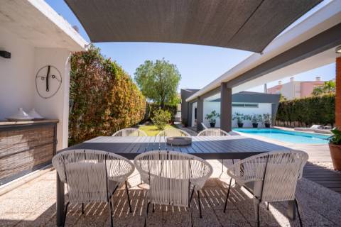 EXCLUSIVIDADE 

Moradia de arquiteto de 4 Quartos com piscina - Prestação de qualidade