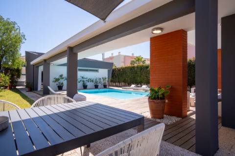 EXCLUSIVIDADE 

Moradia de arquiteto de 4 Quartos com piscina - Prestação de qualidade