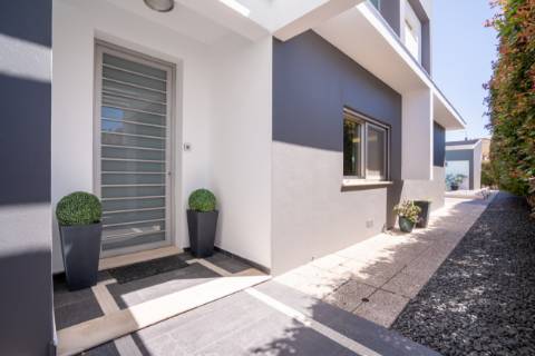 EXCLUSIVIDADE 

Moradia de arquiteto de 4 Quartos com piscina - Prestação de qualidade