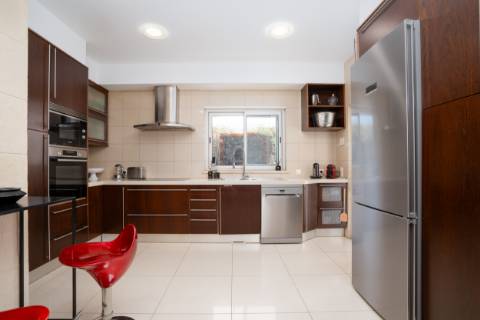 EXCLUSIVIDADE 

Moradia de arquiteto de 4 Quartos com piscina - Prestação de qualidade