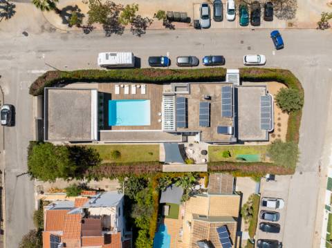 EXCLUSIVIDADE 

Moradia de arquiteto de 4 Quartos com piscina - Prestação de qualidade