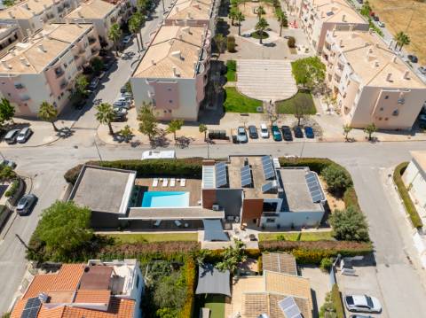 EXCLUSIVIDADE 

Moradia de arquiteto de 4 Quartos com piscina - Prestação de qualidade