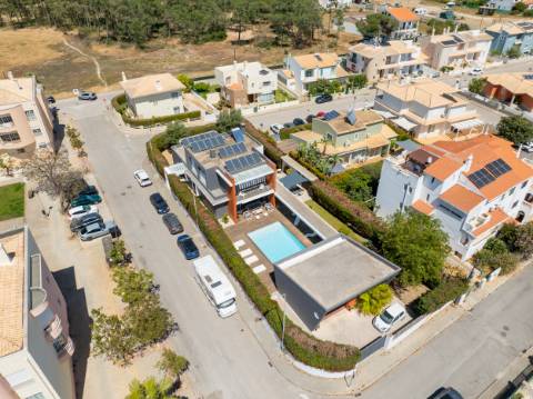 EXCLUSIVIDADE 

Moradia de arquiteto de 4 Quartos com piscina - Prestação de qualidade