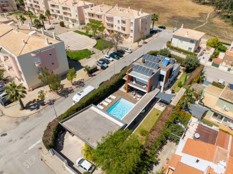 EXCLUSIVIDADE 

Moradia de arquiteto de 4 Quartos com piscina - Prestação de qualidade