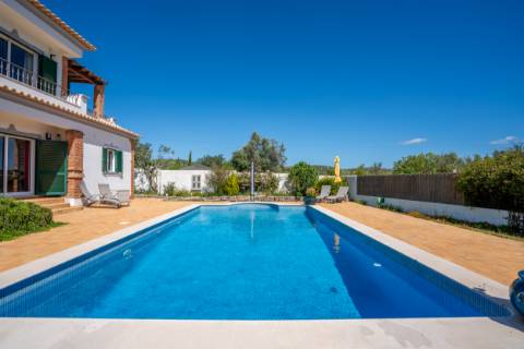 EXCLUSIVIDADE

Moradia de qualidade situada a 5mn de Loulé, com 3 quartos e piscina