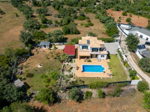 EXCLUSIVIDADE

Moradia de qualidade situada a 5mn de Loulé, com 3 quartos e piscina