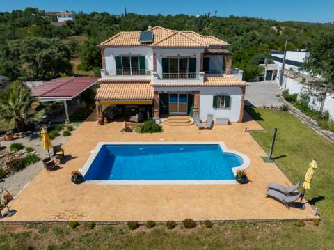 EXCLUSIVIDADE

Moradia de qualidade situada a 5mn de Loulé, com 3 quartos e piscina