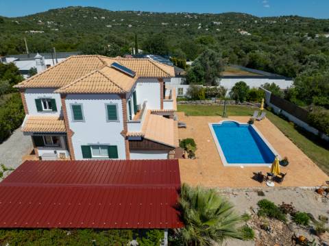 EXCLUSIVIDADE

Moradia de qualidade situada a 5mn de Loulé, com 3 quartos e piscina