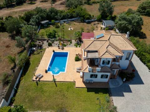 EXCLUSIVIDADE

Moradia de qualidade situada a 5mn de Loulé, com 3 quartos e piscina