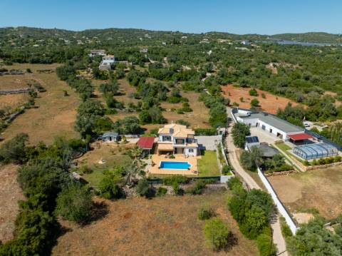 EXCLUSIVIDADE

Moradia de qualidade situada a 5mn de Loulé, com 3 quartos e piscina