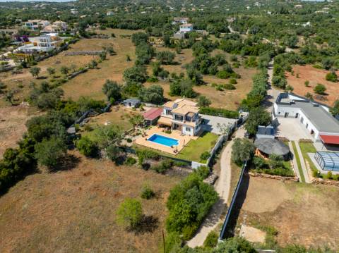 EXCLUSIVIDADE

Moradia de qualidade situada a 5mn de Loulé, com 3 quartos e piscina