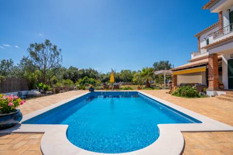 EXCLUSIVIDADE

Moradia de qualidade situada a 5mn de Loulé, com 3 quartos e piscina