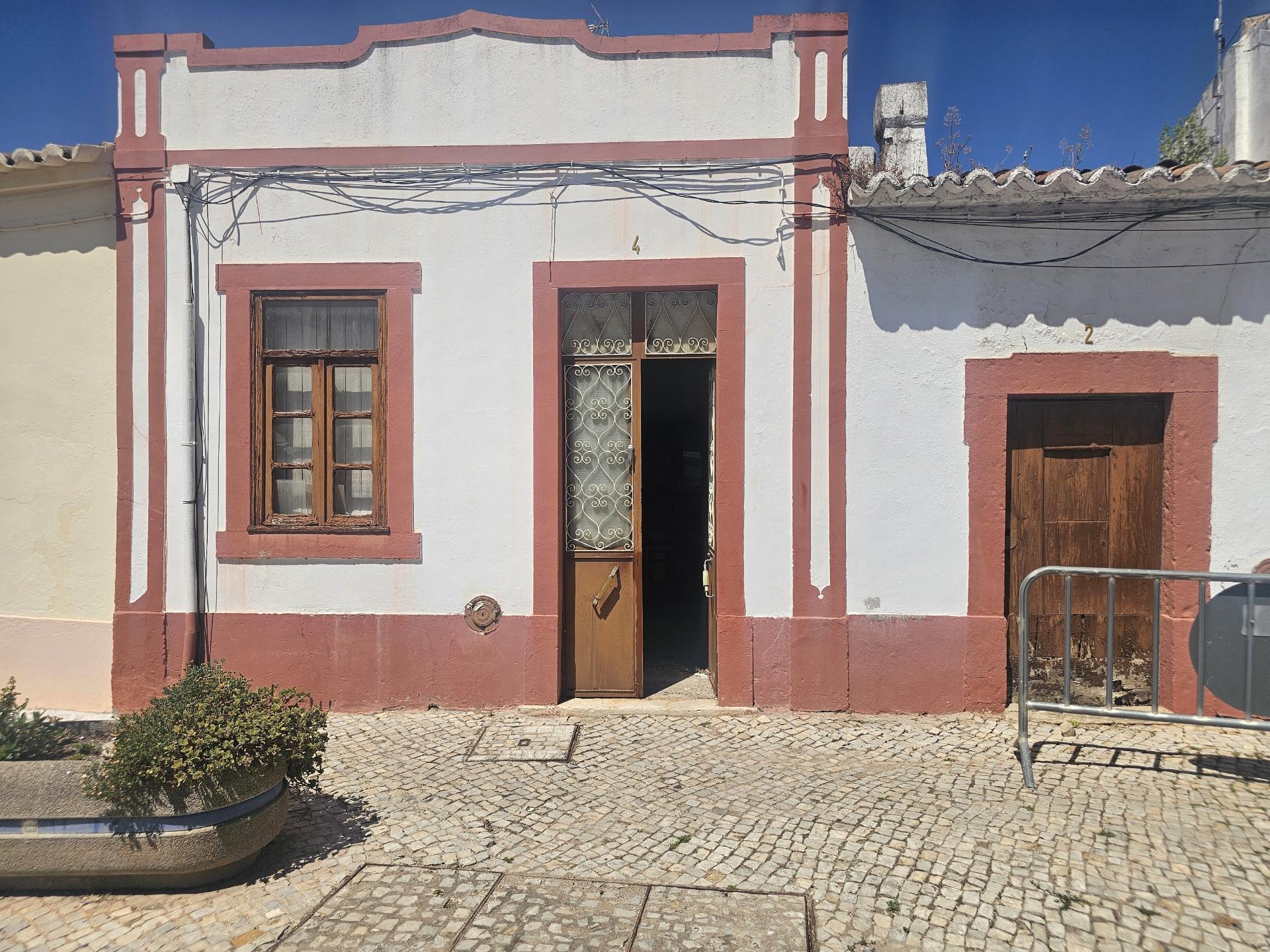 EXCLUSIVIDADE- Ruina no centro de Salir com imenso potencial!