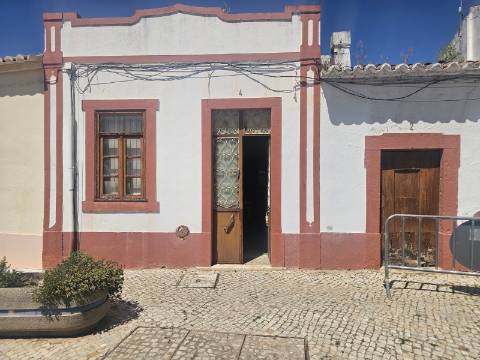 EXCLUSIVIDADE- Ruina no centro de Salir com imenso potencial!