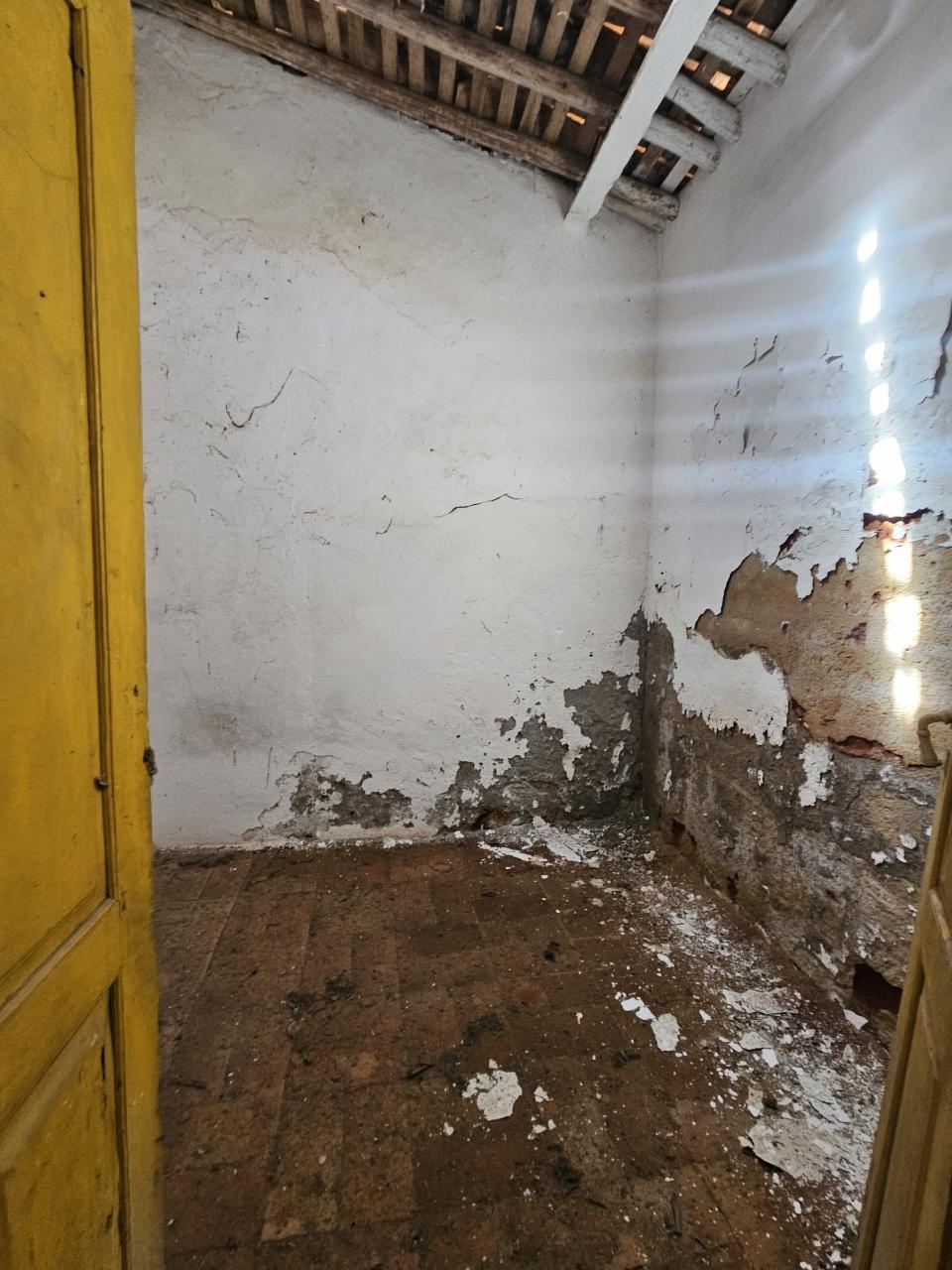 EXCLUSIVIDADE- Ruina no centro de Salir com imenso potencial!