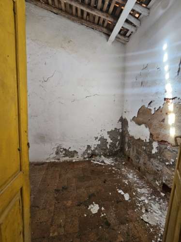 EXCLUSIVIDADE- Ruina no centro de Salir com imenso potencial!