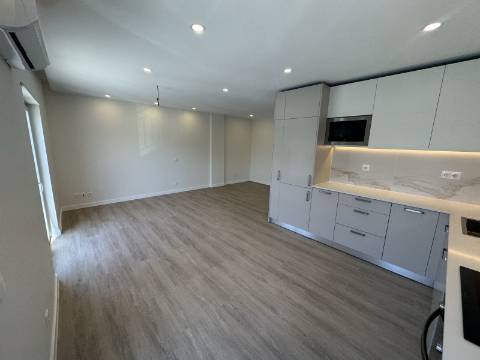 Apartamento T2 Com Lugar de Estacionamento e Arrecadação no Coração de Almancil
