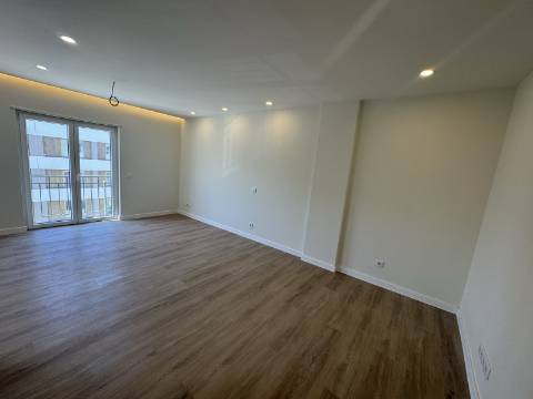 Apartamento T2 Com Lugar de Estacionamento e Arrecadação no Coração de Almancil
