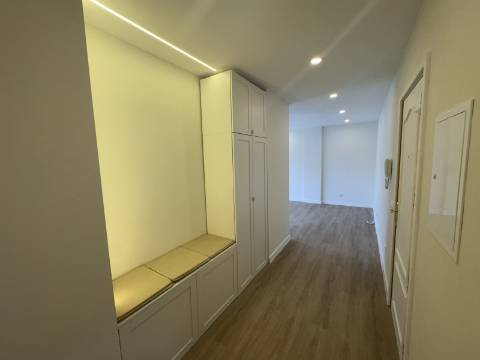 Apartamento T2 Com Lugar de Estacionamento e Arrecadação no Coração de Almancil
