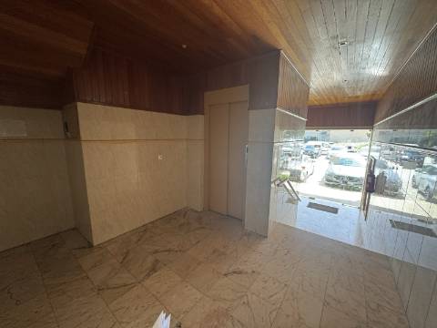 Apartamento T2 Com Lugar de Estacionamento e Arrecadação no Coração de Almancil

