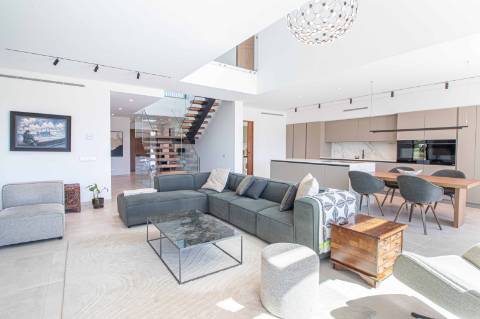 Moradia Contemporânea de Luxo com Vista Mar à Venda em Almancil