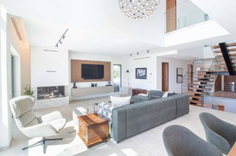 Moradia Contemporânea de Luxo com Vista Mar à Venda em Almancil