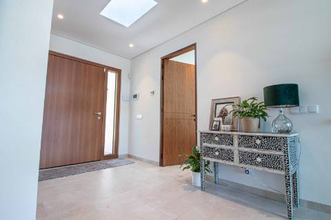 Moradia Contemporânea de Luxo com Vista Mar à Venda em Almancil