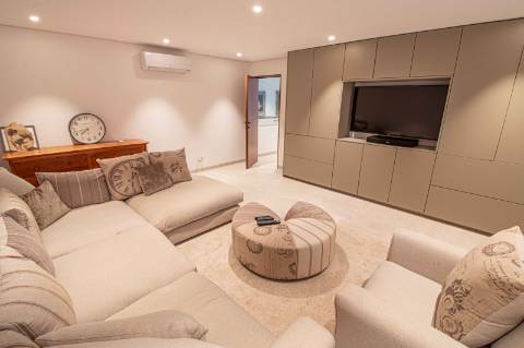 Moradia Contemporânea de Luxo com Vista Mar à Venda em Almancil