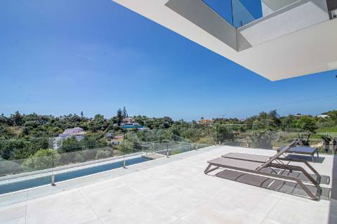 Moradia Contemporânea de Luxo com Vista Mar à Venda em Almancil