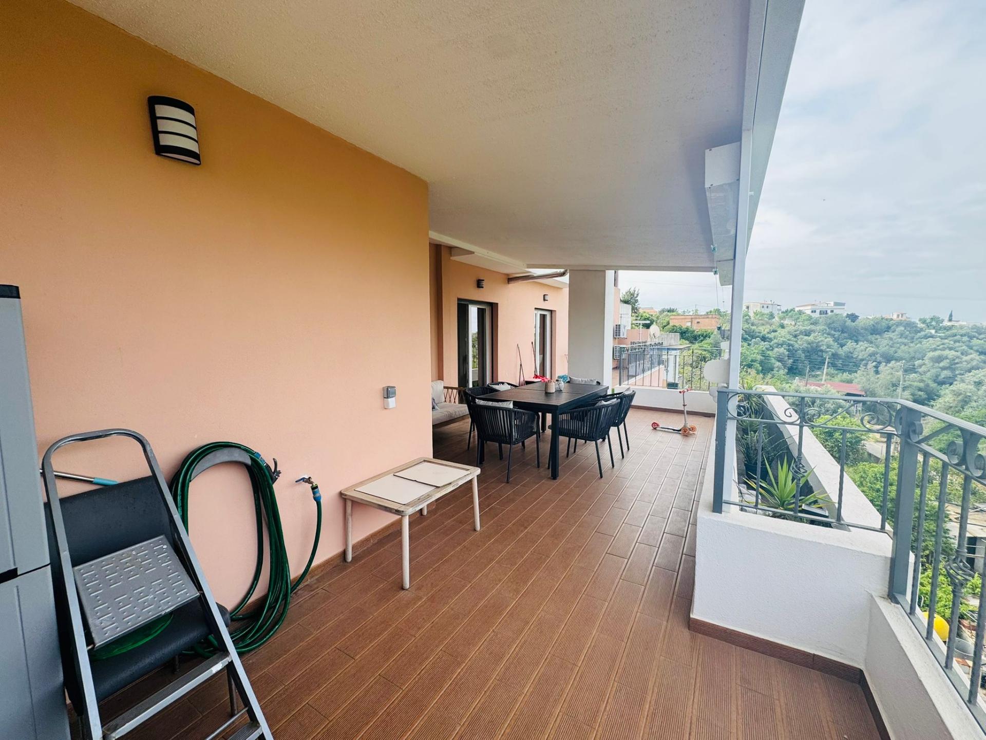 Apartamento T2+1 com terraço em Pechão
