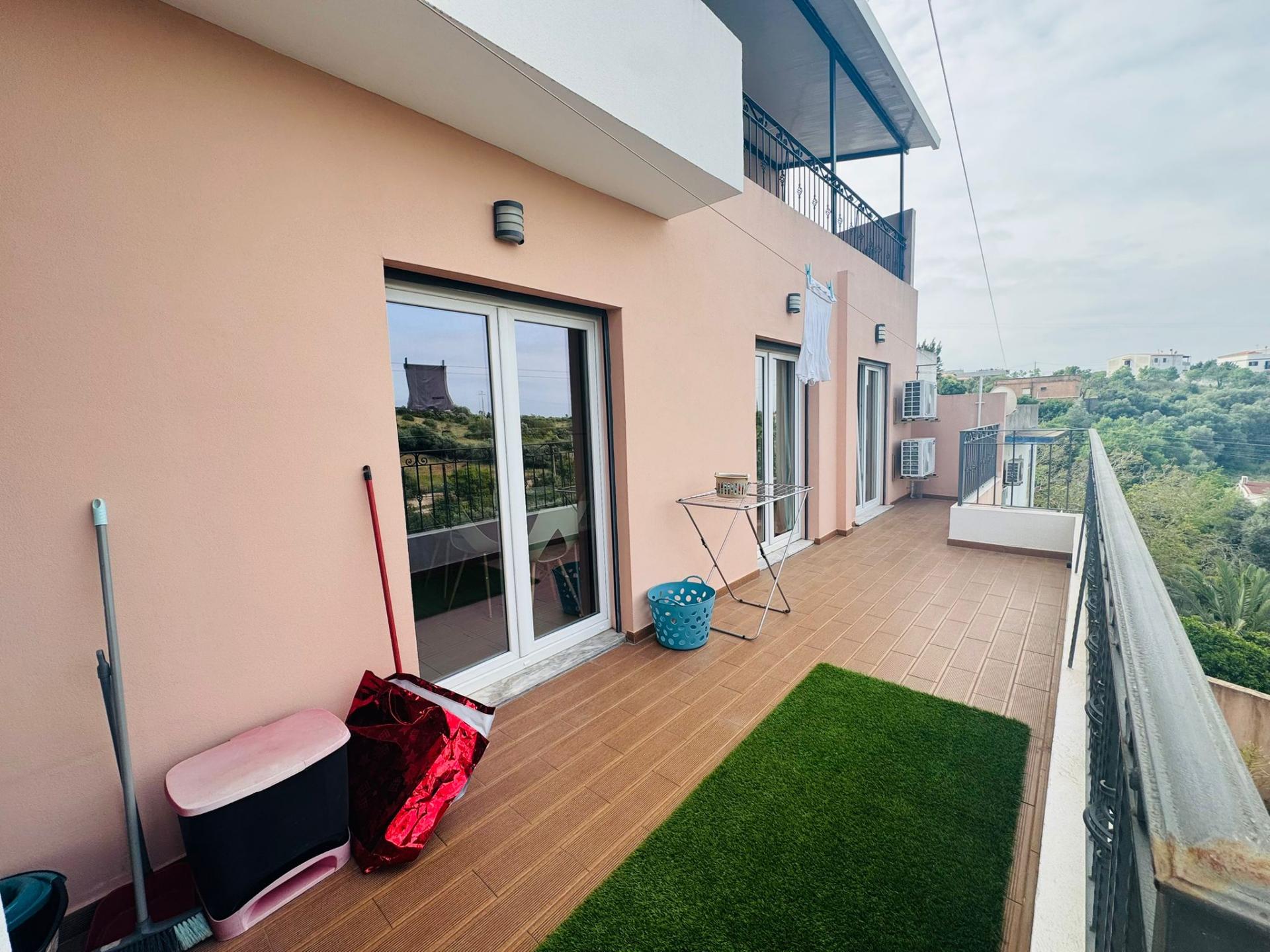 Apartamento T2+1 com terraço em Pechão